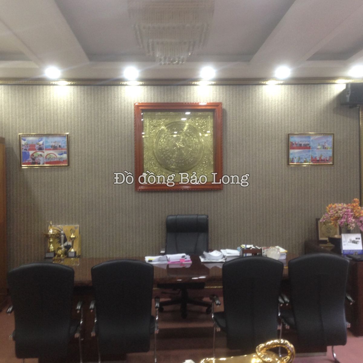 Lắp đặt tranh mặt trống đồng cho văn phòng công ty