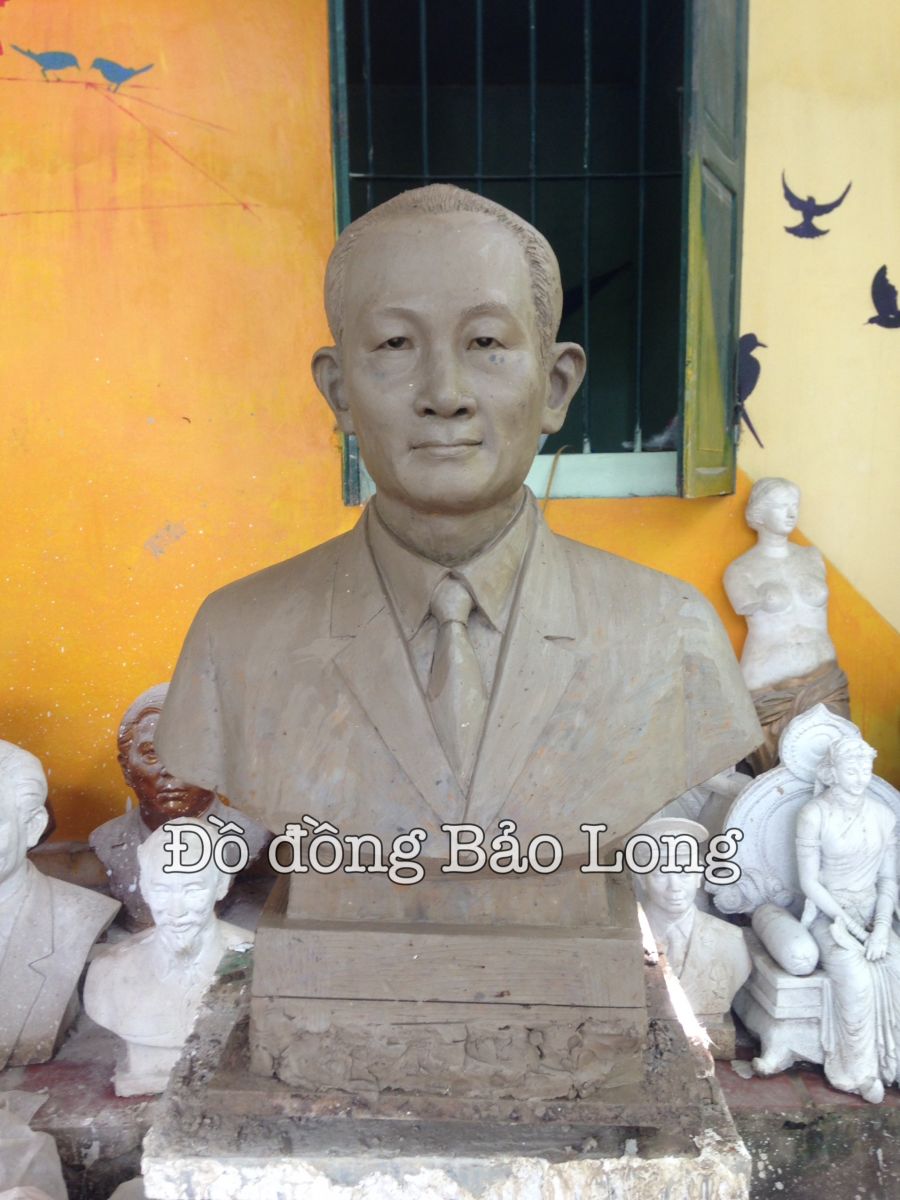 Tượng chân dung mẫu đất thầy giáo Đỗ Hữu Phú cao 75cm