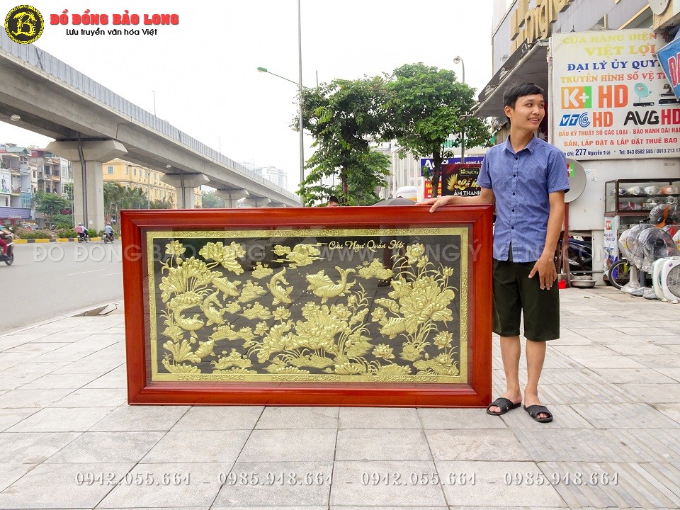 Tranh cá chép quần hội bằng đồng được chạm hoàn toàn thủ công bằng tay