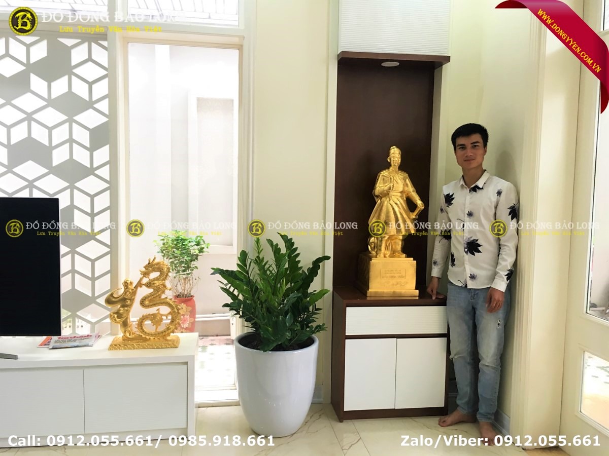 Giao tượng Trần Hưng Đạo 89cm, chữ Phúc hóa rồng 50cm dát vàng cho khách tại Hưng Yên
