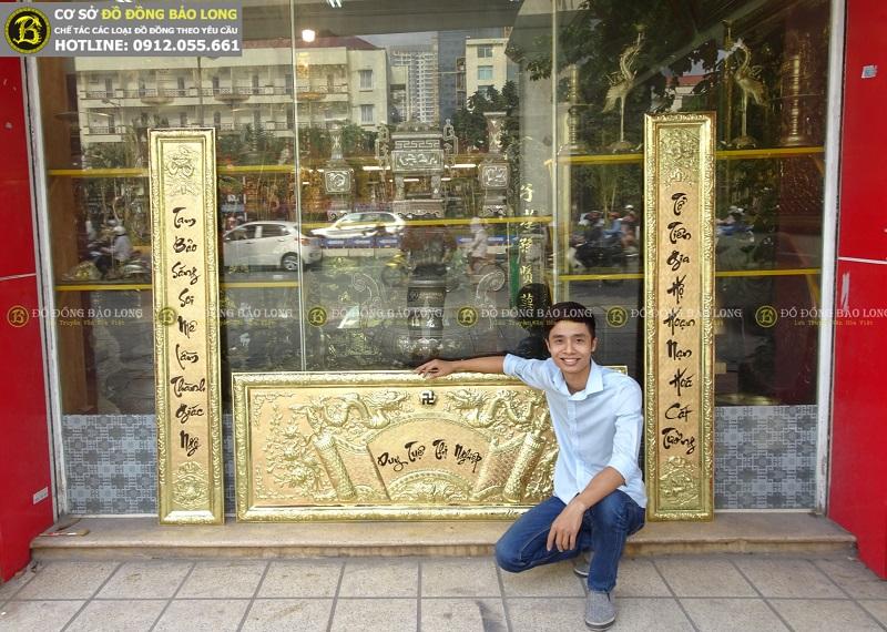 Cửa hàng bán hoành phi, cuốn thư câu đối bằng đồng tại Lai Châu