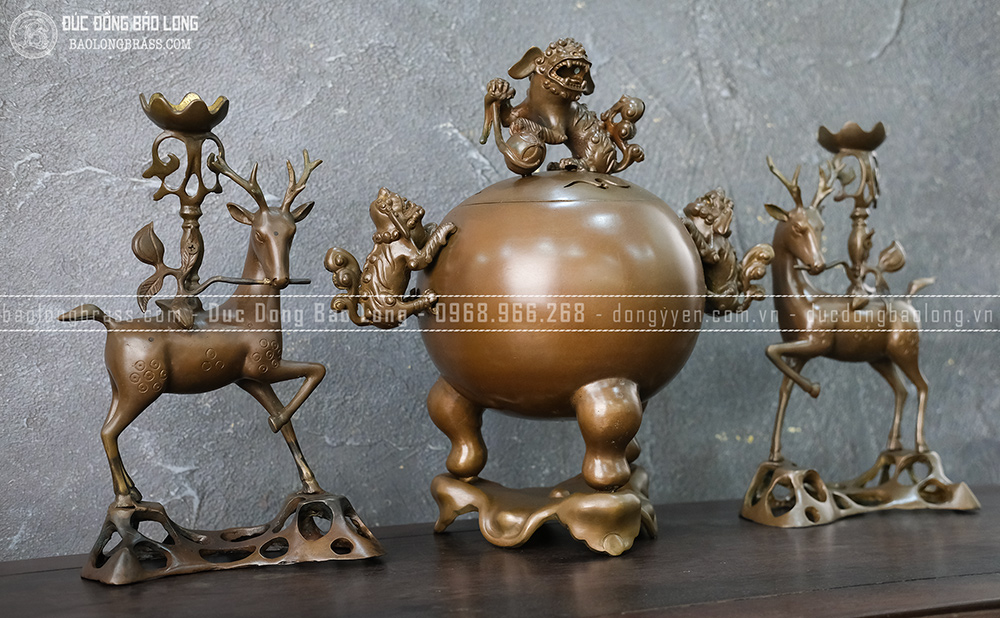 Bộ Tam Sự Đỉnh Tròn Chân Nến Hươu Dâng Lộc Bằng Đồng Vàng Màu Nâu Trầm Cổ Cao 34Cm