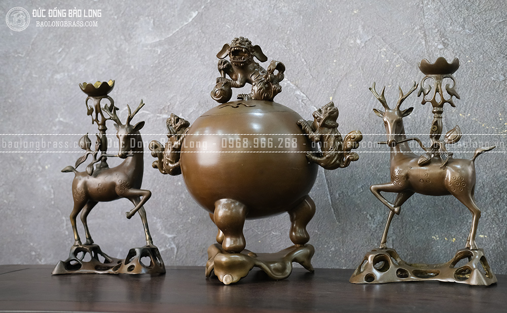 Bộ Tam Sự Đỉnh Tròn Chân Nến Hươu Dâng Lộc Bằng Đồng Vàng Màu Nâu Trầm Cổ Cao 34Cm