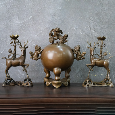 Bộ Tam Sự Đỉnh Tròn Chân Nến Hươu Dâng Lộc Bằng Đồng Vàng Màu Nâu Trầm Cổ Cao 34Cm