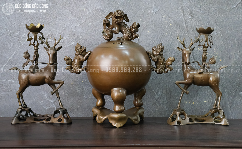 Bộ Tam Sự Đỉnh Tròn Chân Nến Hươu Dâng Lộc Bằng Đồng Vàng Màu Nâu Trầm Cổ Cao 34Cm