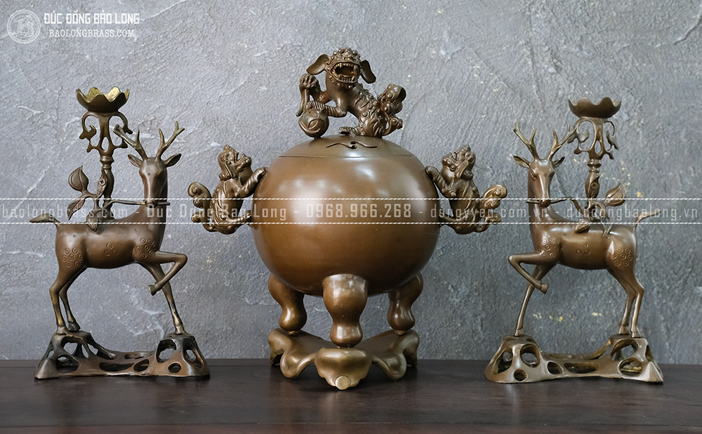 Đôi chân nến Hươu Sao dâng Lộc bằng đồng vàng màu nâu trầm cổ cao 30cm