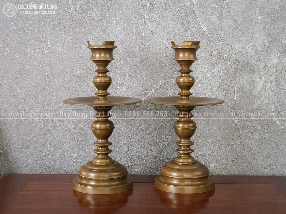 Đôi chân nến cổ bằng đồng vàng màu nâu trầm cao 41cm