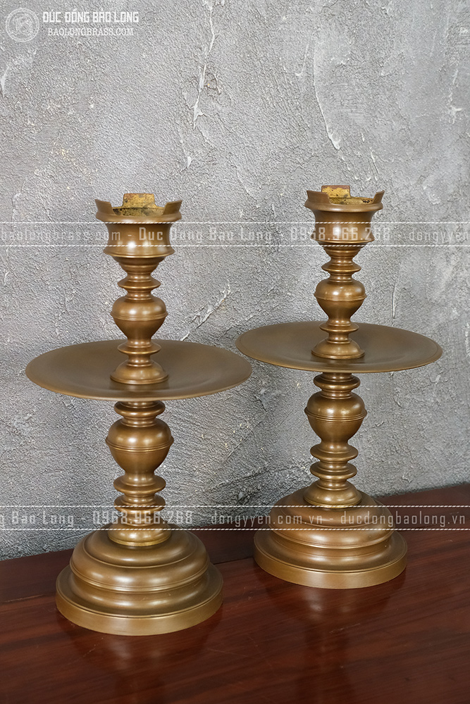 Đôi chân nến cổ bằng đồng vàng màu nâu trầm cao 41cm