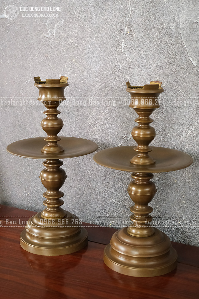 Đôi chân nến cổ bằng đồng vàng màu nâu trầm cao 41cm