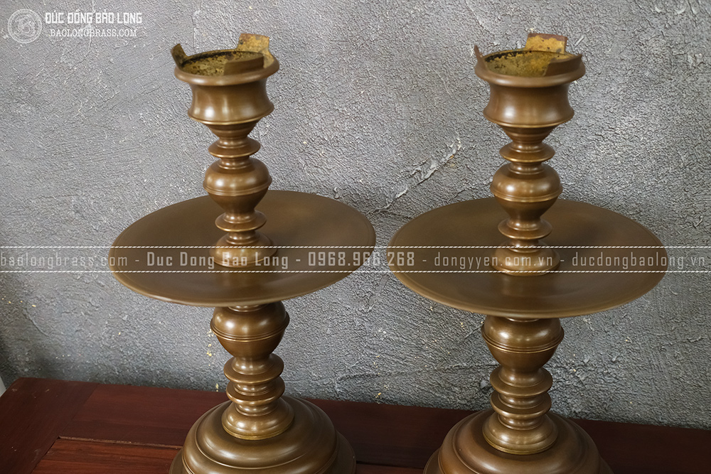 Đôi chân nến cổ bằng đồng vàng màu nâu trầm cao 41cm