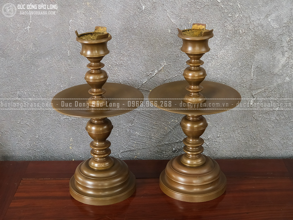 Đôi chân nến cổ bằng đồng vàng màu nâu trầm cao 41cm