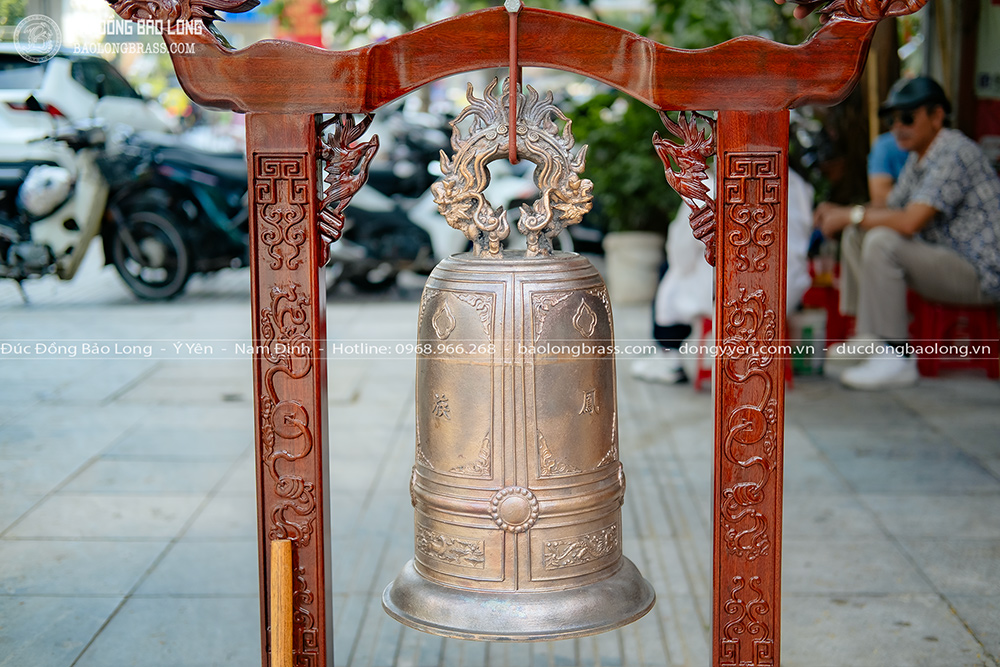 chuông đồng 22kg giá treo gỗ lim cho điện thờ, miếu, nhà thờ tổ