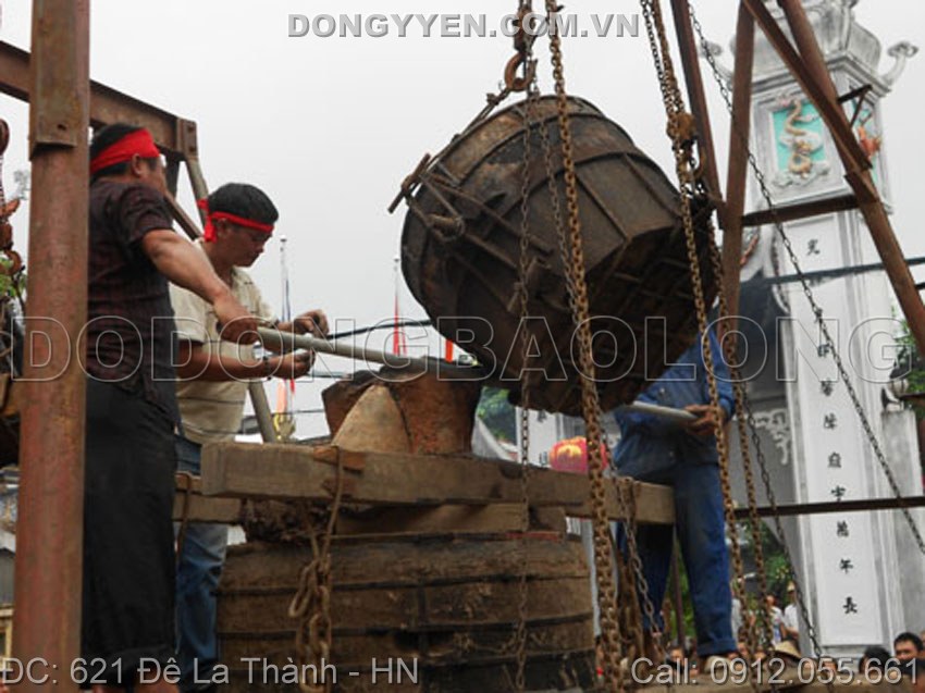 rót nguyên liệu vào khuôn