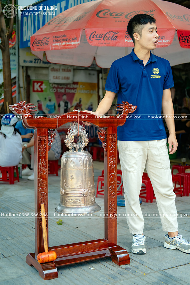chuông đồng 22kg giá treo gỗ lim cho điện thờ, miếu, nhà thờ tổ