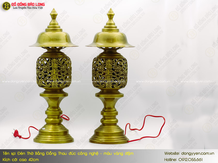 đôi đèn thờ bằng đồng thau đúc công nghệ màu vàng đậm 42cm
