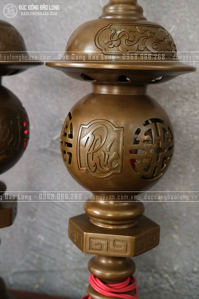 Đôi Đèn Thờ Bằng Đồng Vàng Màu Trầm Cổ Cao 50Cm