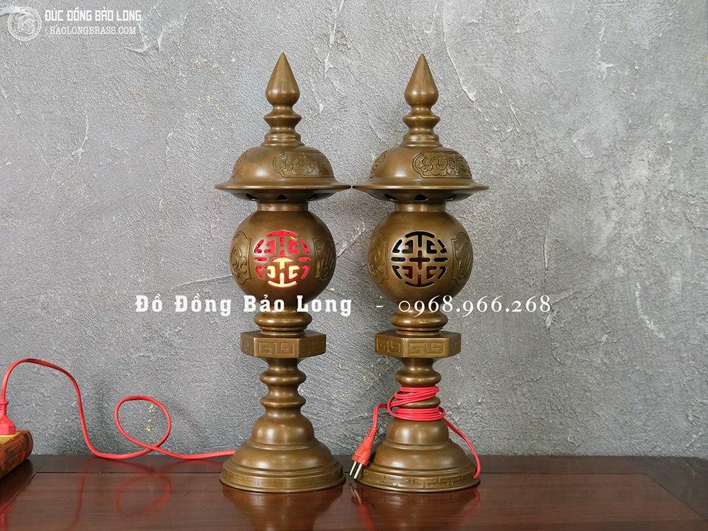 Đôi Đèn Thờ Bằng Đồng Vàng Màu Trầm Cổ Cao 50Cm
