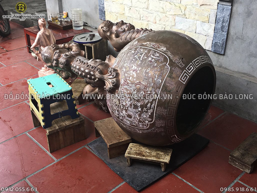 công đoạn chạm khảm đỉnh tròn thất lân vờn cầu