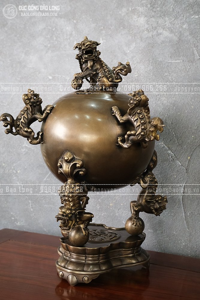Đỉnh Thất Lân Vờn Cầu bằng đồng vàng cao 40cm màu trầm cổ