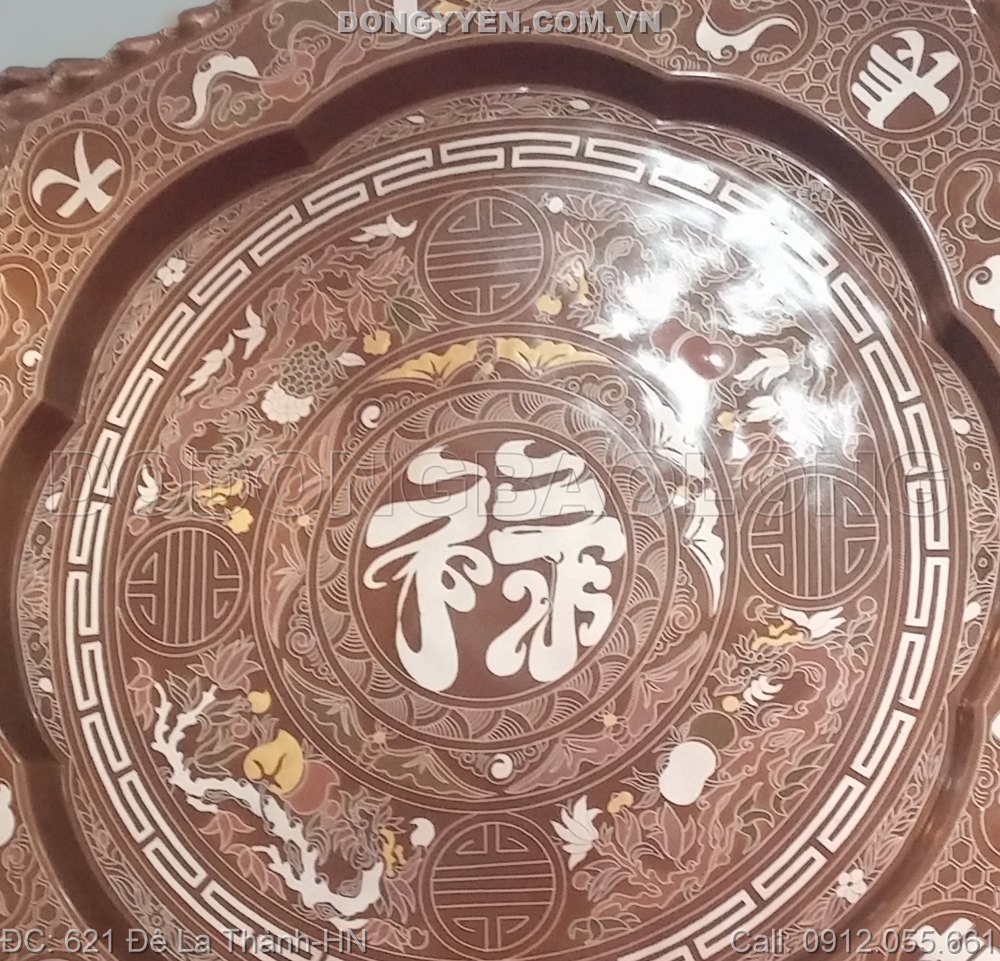 giữa mâm khảm chữ phúc bằng bạc