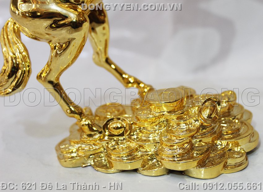 ngựa đứng trên tiền