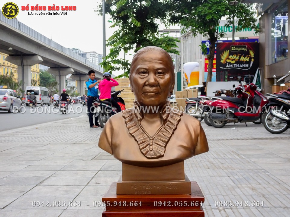 tượng chân dung bằng đồng của bà cao 45cm