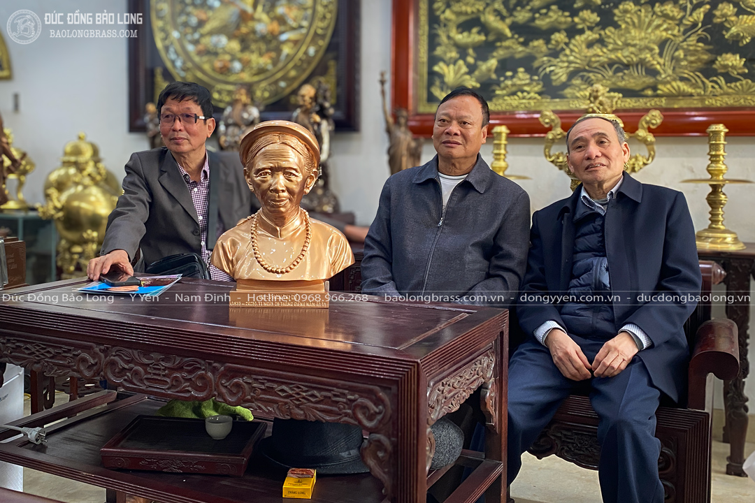 đúc tượng chân dung cụ bà Phan Thị Dự bằng đồng đỏ cao 42cm