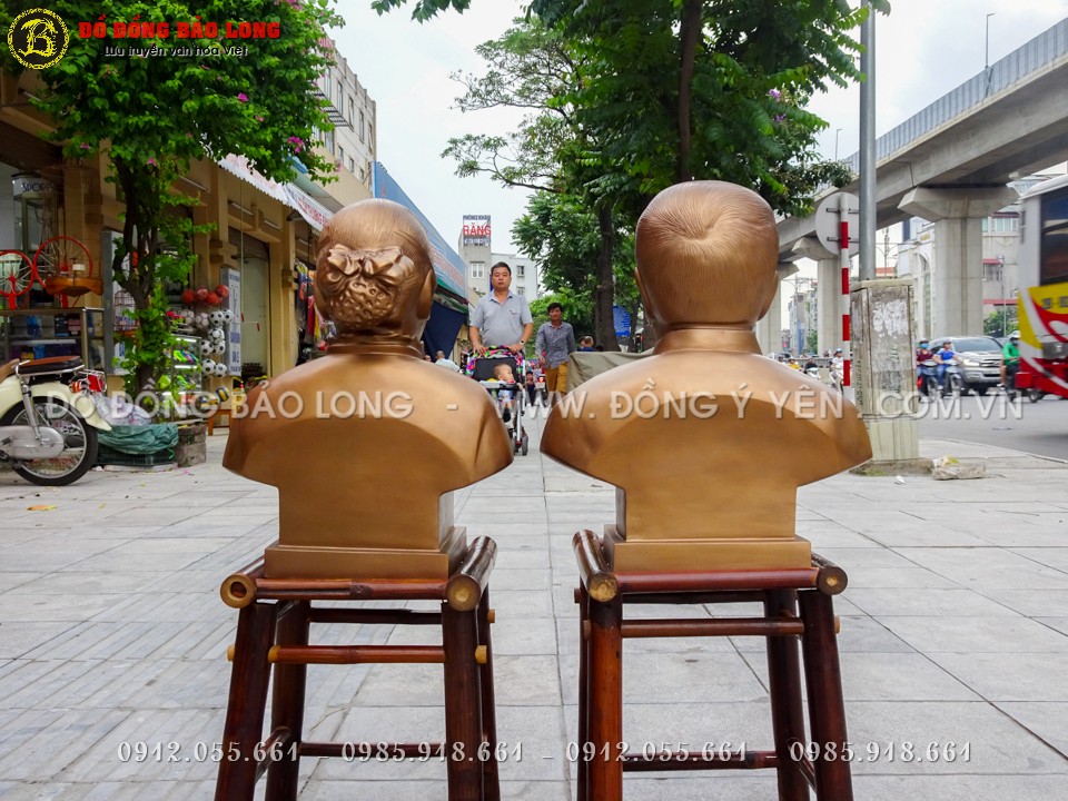 mặt sau của 2 pho tượng