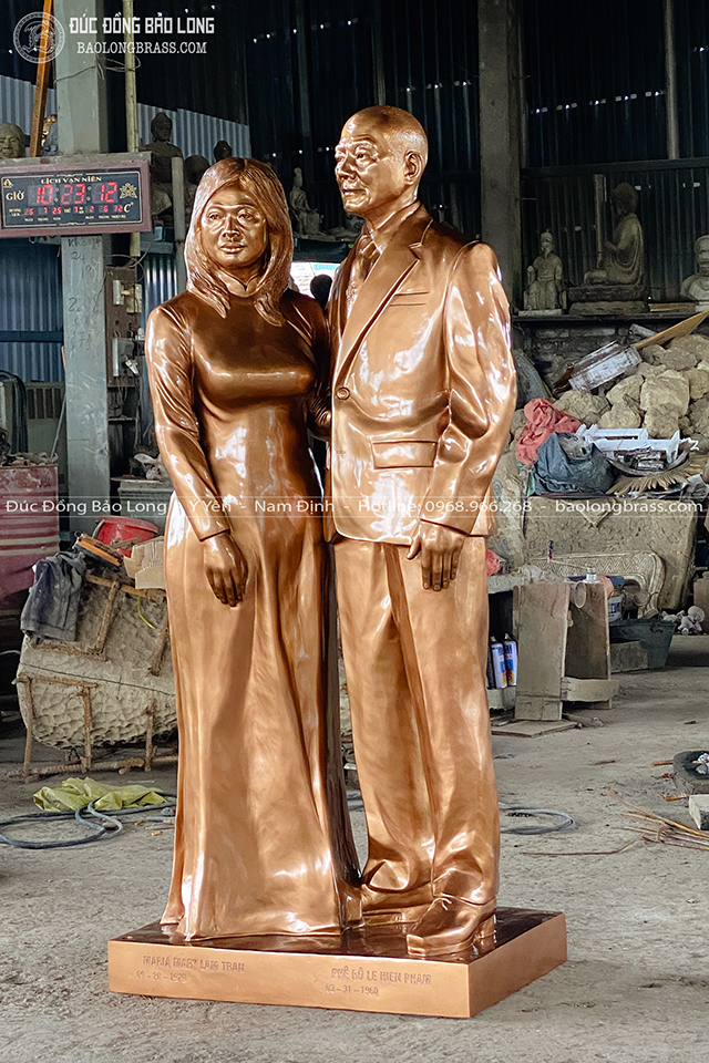 Tượng Chân Dung Đứng Toàn Thân Tỉ Lệ 1:1 Cao 1m85 Bằng Đồng Đỏ Cho Cô Chú Tại Tp. HCM