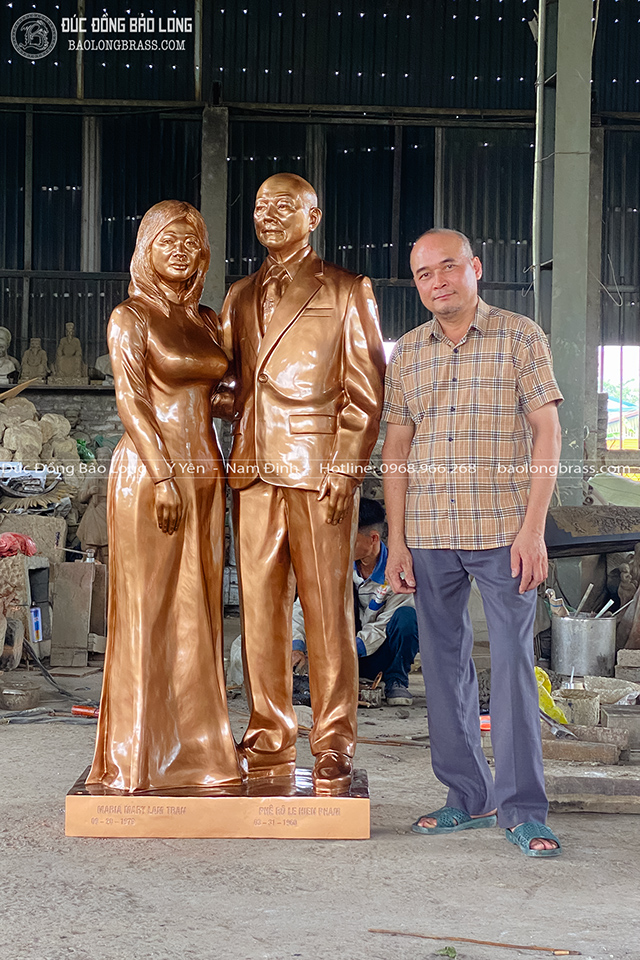 Tượng Chân Dung Đứng Toàn Thân Tỉ Lệ 1:1 Cao 1m85 Bằng Đồng Đỏ Cho Cô Chú Tại Tp. HCM