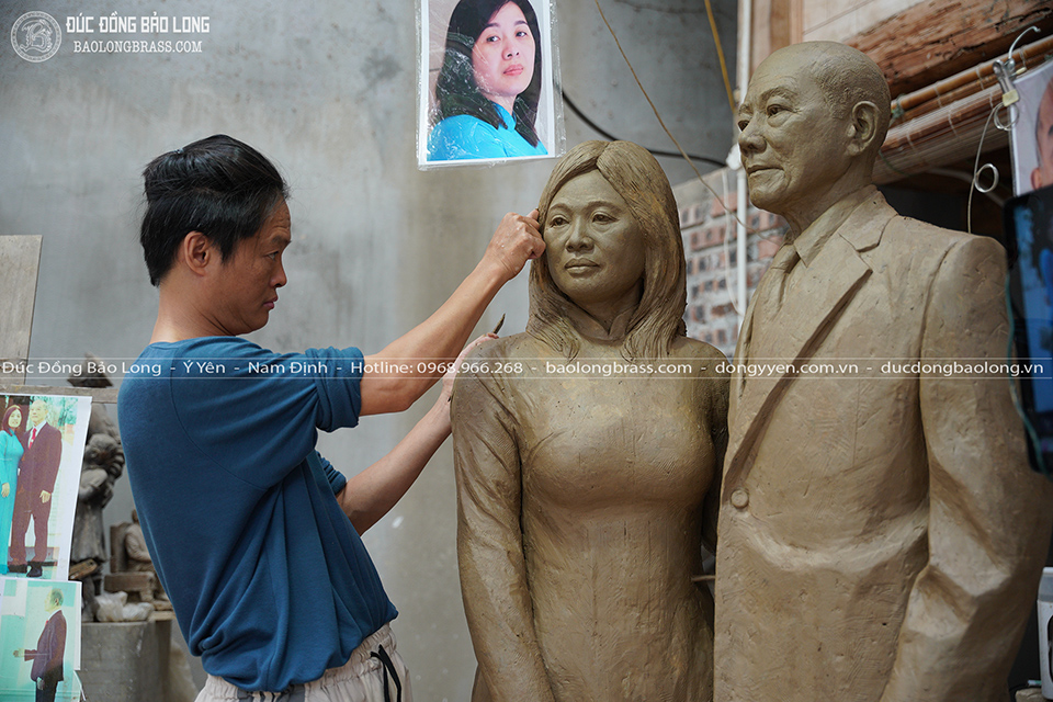 Tượng Chân Dung Đứng Toàn Thân Tỉ Lệ 1:1 Cao 1m85 Bằng Đồng Đỏ Cho Cô Chú Tại Tp. HCM