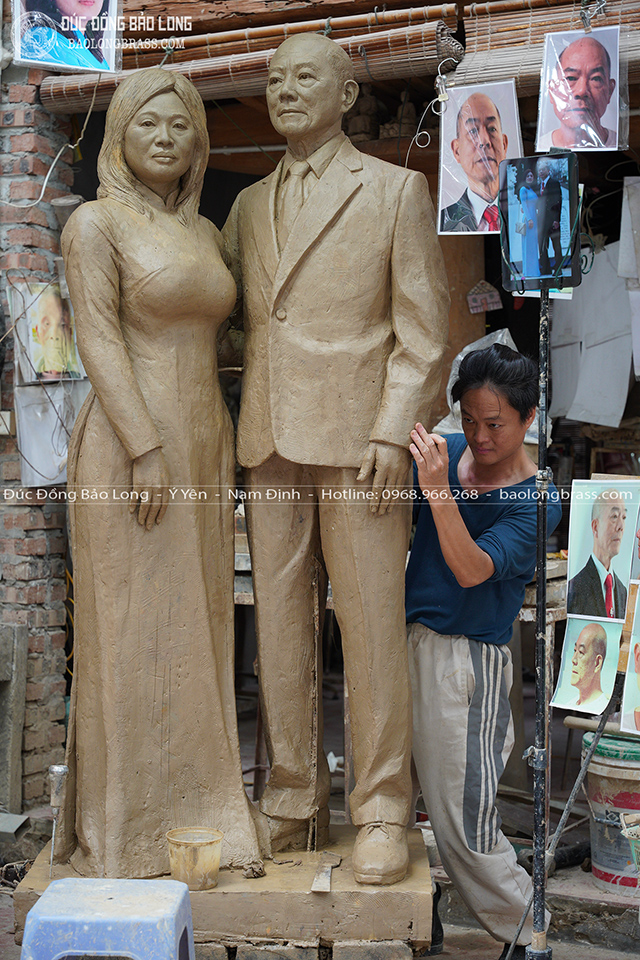 Tượng Chân Dung Đứng Toàn Thân Tỉ Lệ 1:1 Cao 1m85 Bằng Đồng Đỏ Cho Cô Chú Tại Tp. HCM