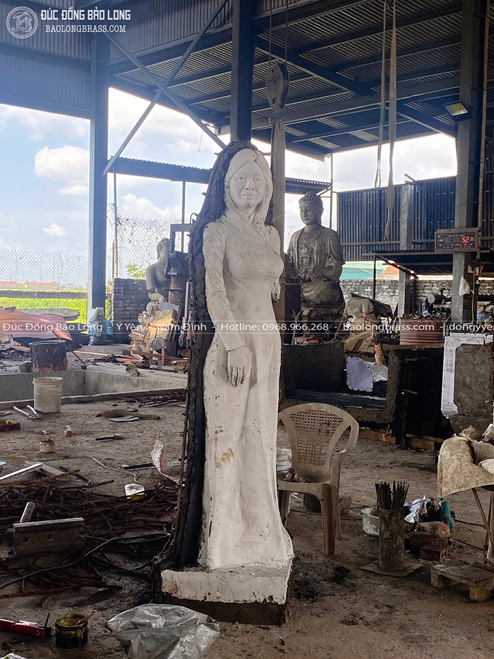 Tượng Chân Dung Đứng Toàn Thân Tỉ Lệ 1:1 Cao 1m85 Bằng Đồng Đỏ Cho Cô Chú Tại Tp. HCM