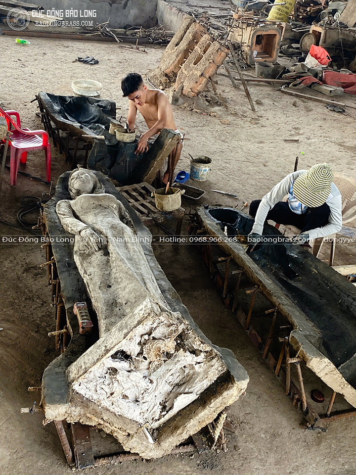 Tượng Chân Dung Đứng Toàn Thân Tỉ Lệ 1:1 Cao 1m85 Bằng Đồng Đỏ Cho Cô Chú Tại Tp. HCM