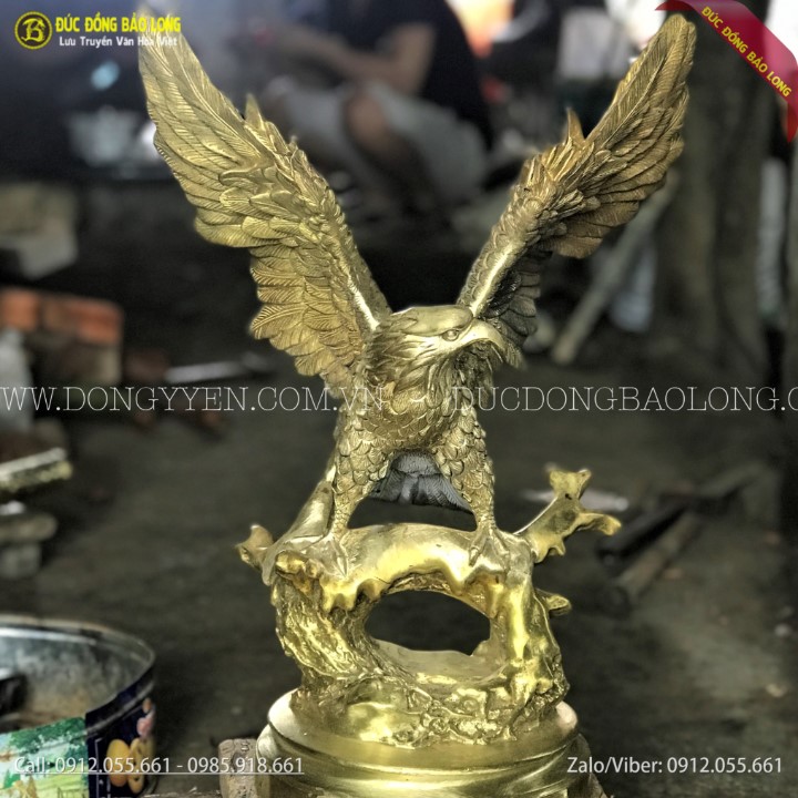 tượng chim đại bàng tung cánh