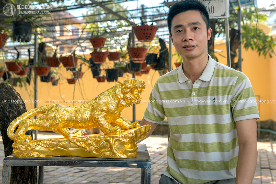 Tượng Hổ Phong Thủy Đứng Bệ Đá Bằng Đồng Đỏ Dát Vàng 9999 Dài 61Cm