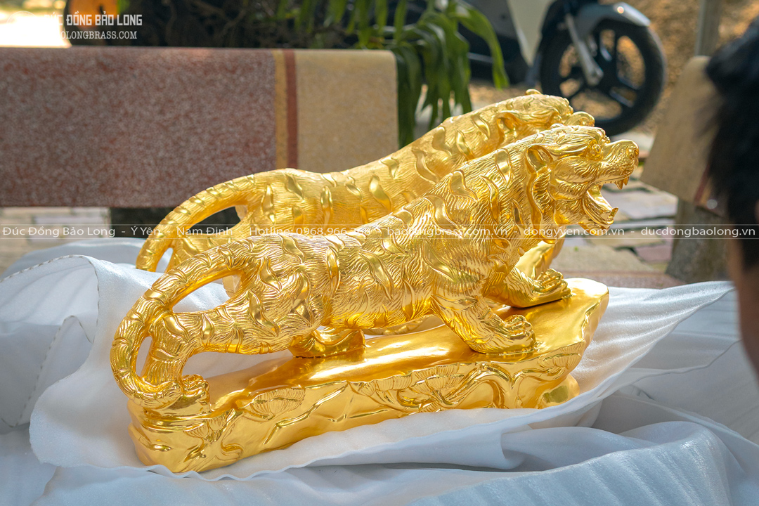 Tượng Hổ Phong Thủy Đứng Bệ Đá Bằng Đồng Đỏ Dát Vàng 9999 Dài 61Cm