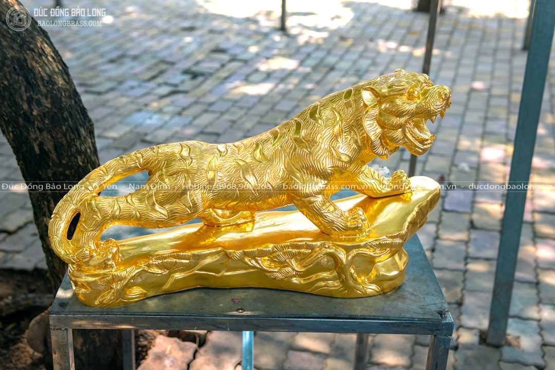 Tượng Hổ Phong Thủy Đứng Bệ Đá Bằng Đồng Đỏ Dát Vàng 9999 Dài 61Cm