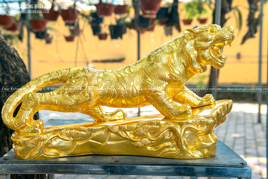 Tượng Hổ Phong Thủy Đứng Bệ Đá Bằng Đồng Đỏ Dát Vàng 9999 Dài 61Cm