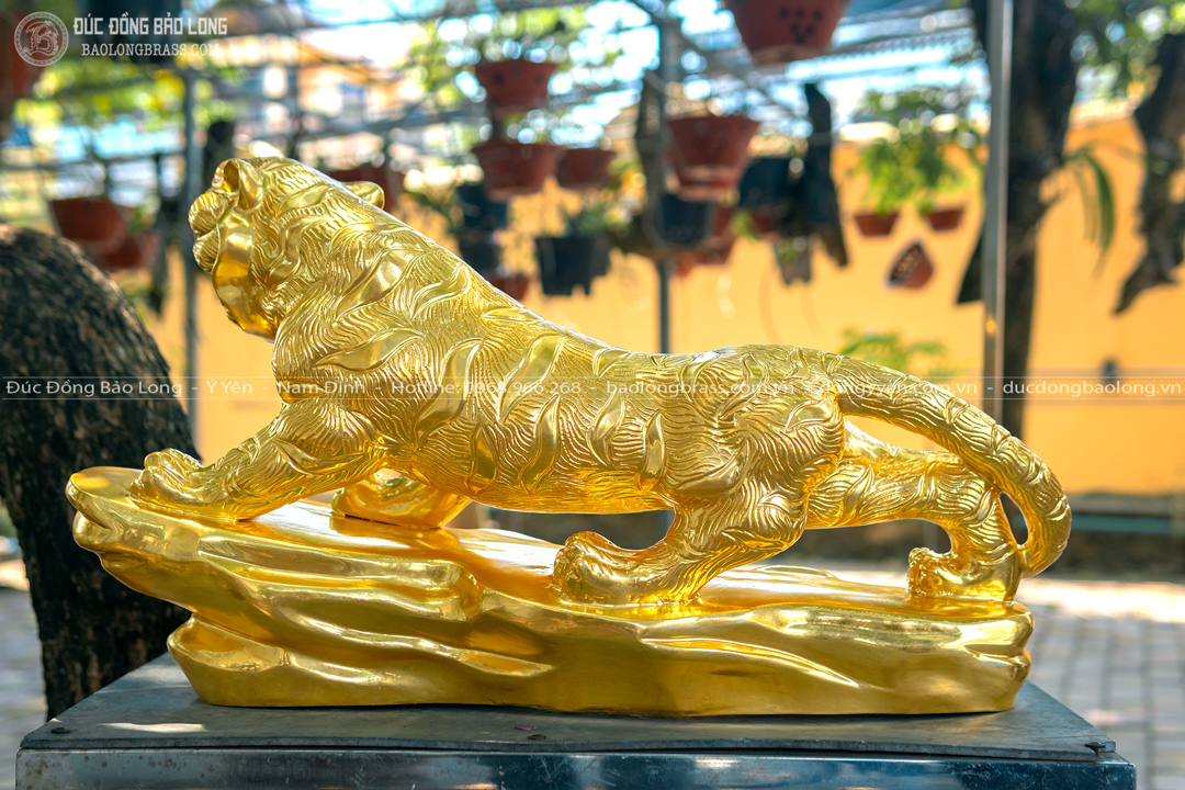 Tượng Hổ Phong Thủy Đứng Bệ Đá Bằng Đồng Đỏ Dát Vàng 9999 Dài 61Cm