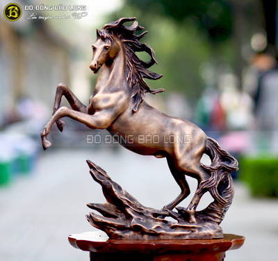 Tượng Ngựa tung vó bằng đồng đỏ màu trầm cổ 42cm