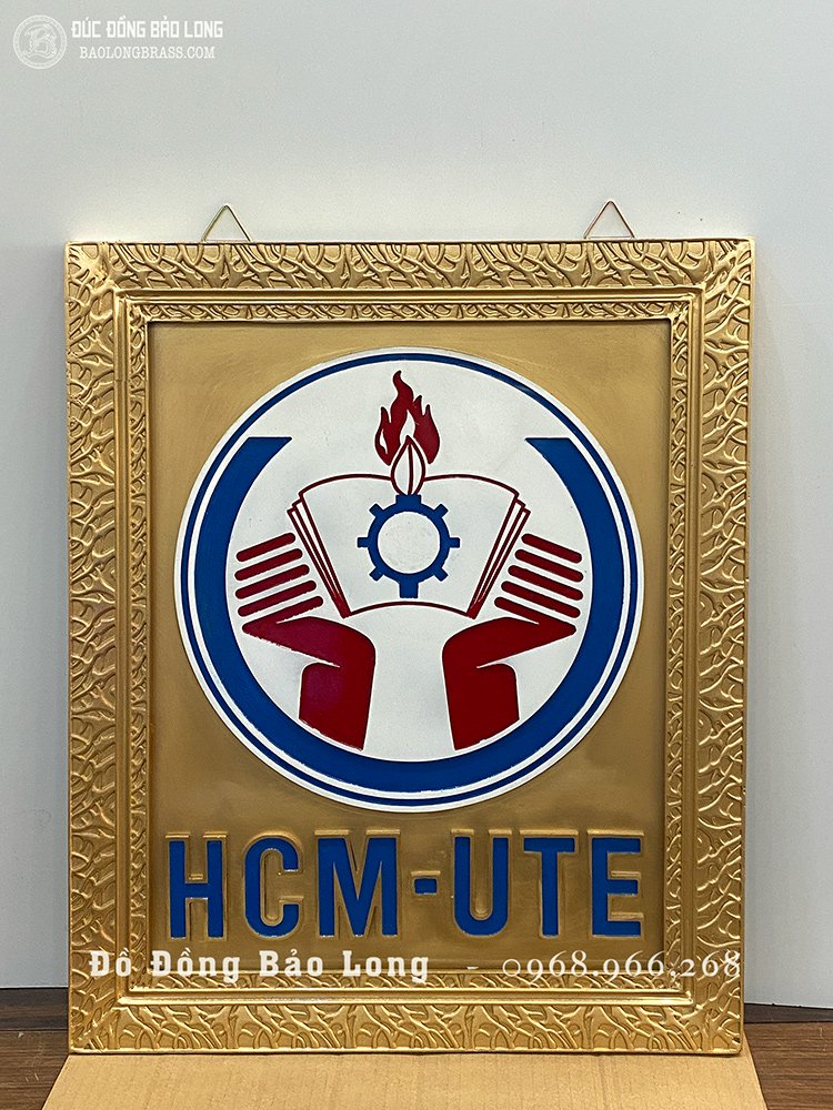Đúc Logo Trường ĐH Công Nghệ Kỹ Thuật HCM Bằng Đồng Đỏ Khổ 50cm x 61cm