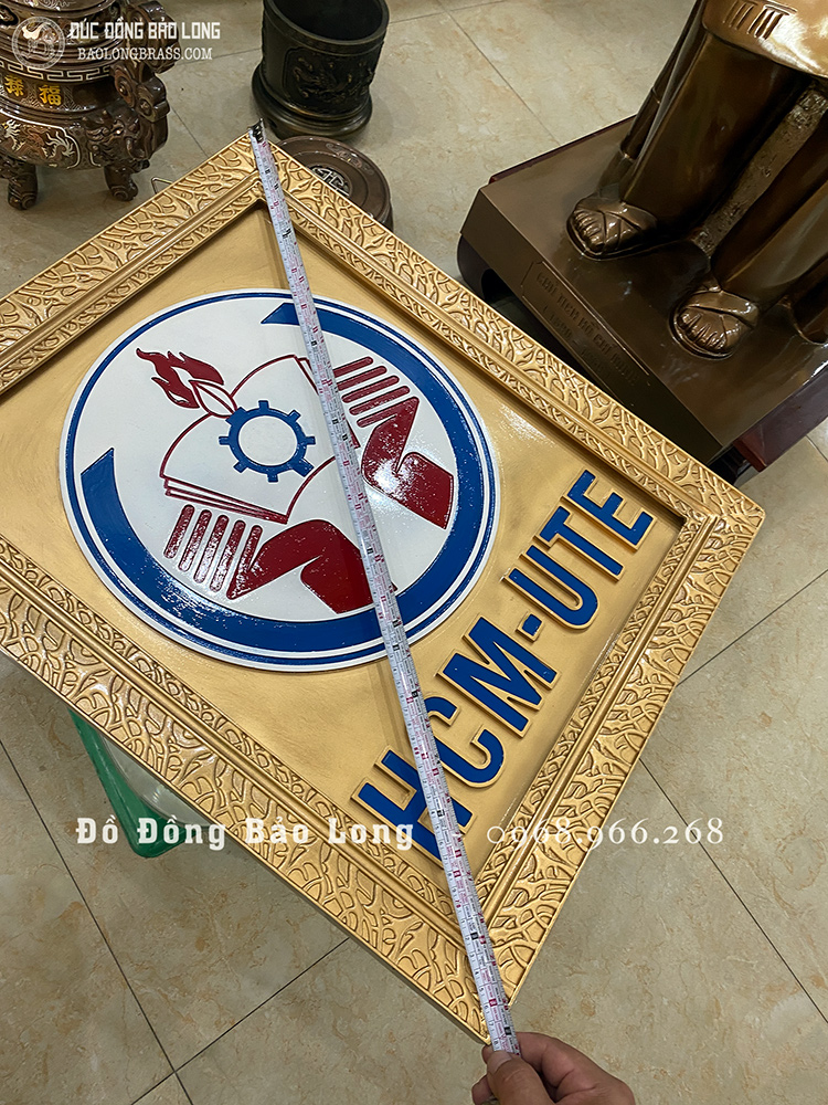 Đúc Logo Trường ĐH Công Nghệ Kỹ Thuật HCM Bằng Đồng Đỏ Khổ 50cm x 61cm