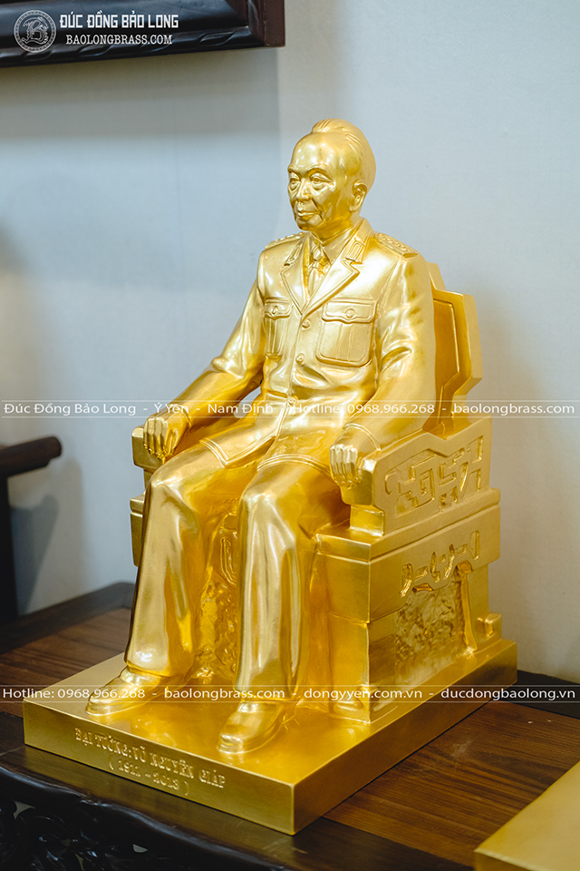 Tượng Đại Tướng Võ Nguyên Giáp Bằng Đồng Đỏ Ngồi Ghế Dát Vàng 9999 Cao 48Cm