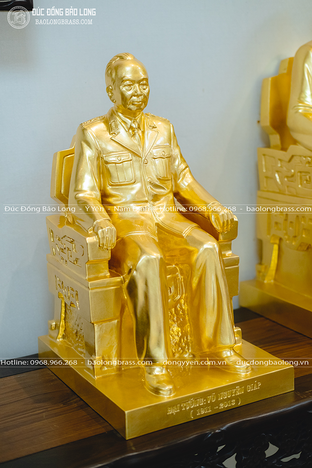 Tượng Đại Tướng Võ Nguyên Giáp Bằng Đồng Đỏ Ngồi Ghế Dát Vàng 9999 Cao 48Cm