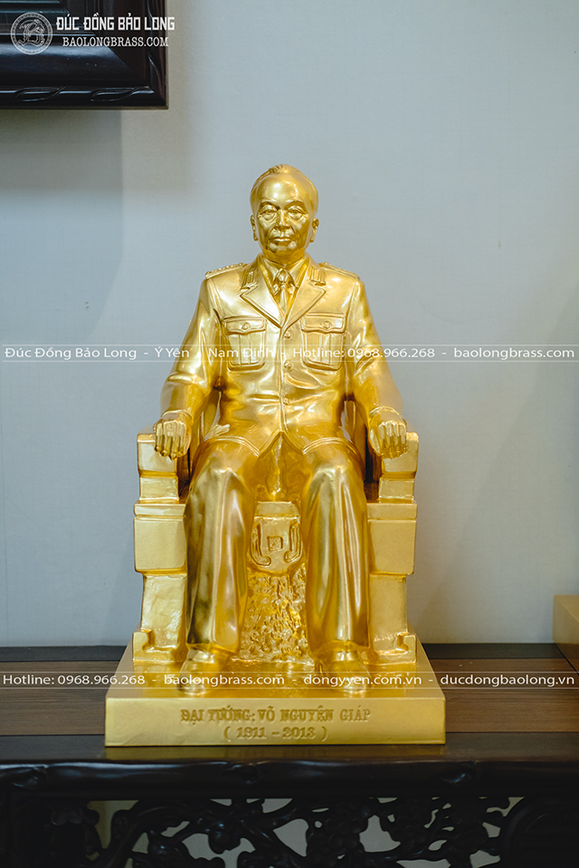 Tượng Đại Tướng Võ Nguyên Giáp Bằng Đồng Đỏ Ngồi Ghế Dát Vàng 9999 Cao 48Cm