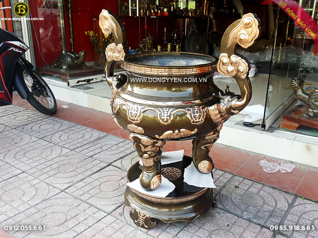 lư hương đồng để ngoài trời