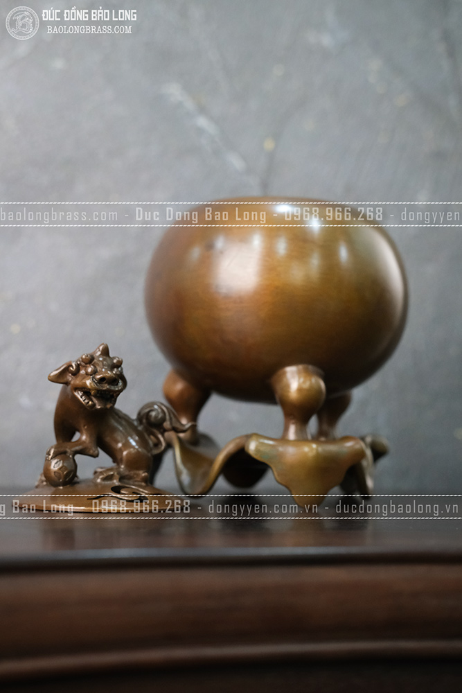 Đỉnh quả bóng đồng vàng màu nâu giả cổ cỡ bé cao 25cm