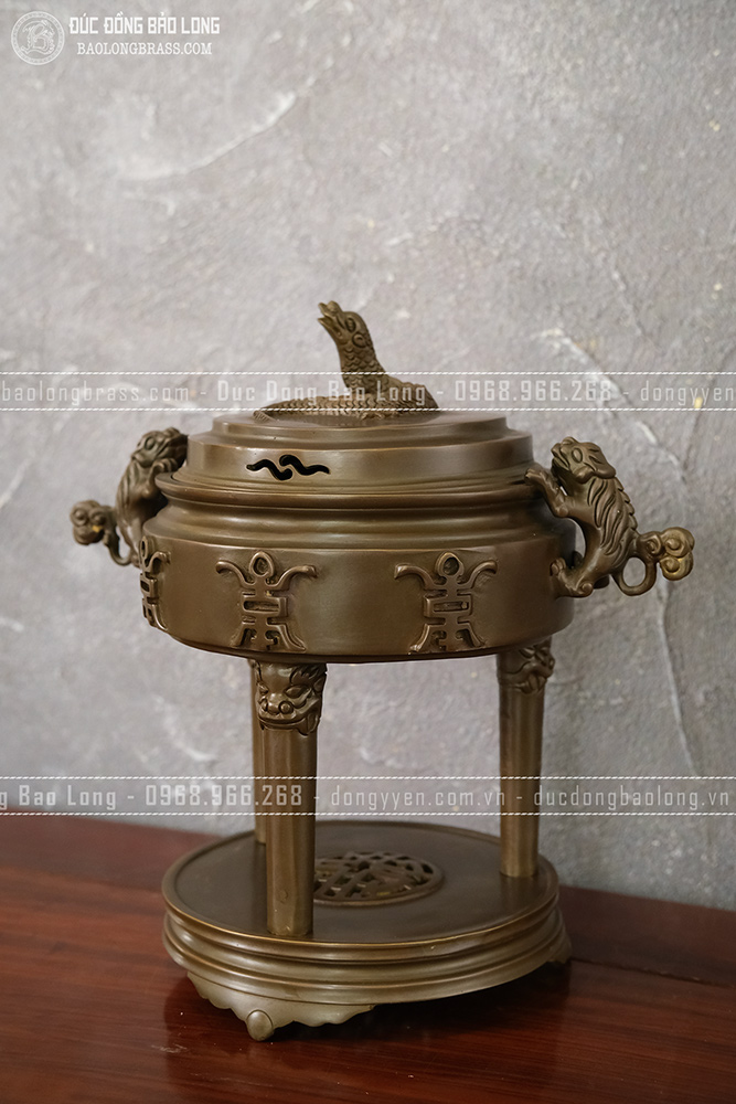 Lư xông trầm tai nghê nắp rồng chữ Thọ bằng đồng vàng màu nâu trầm cổ cao 32cm