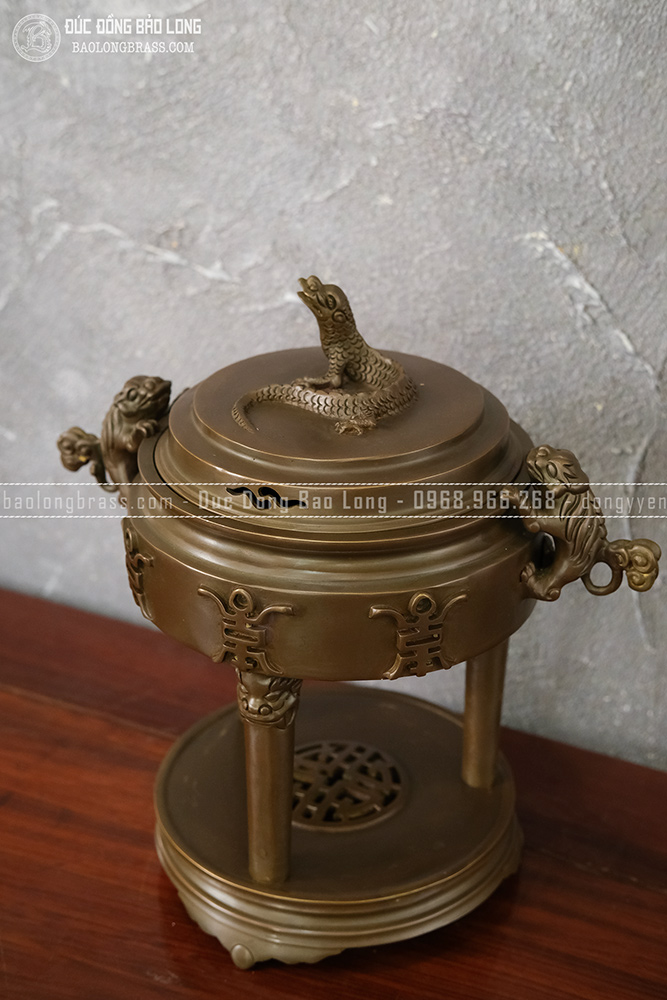 Lư xông trầm tai nghê nắp rồng chữ Thọ bằng đồng vàng màu nâu trầm cổ cao 32cm